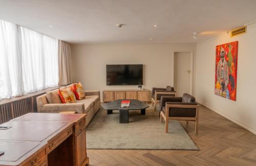 Harare Hotel | Experience Monomotapa: Family-Friendly with Refreshing Pool