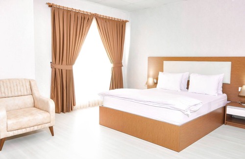 Vize Hotel | Relax at Monopetra Otel: Poolside Comfort Awaits You