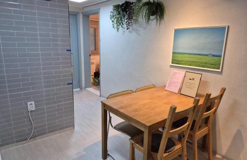 Seongdong-gu Apartment | Monoplan House Seongsu Lofty Stay