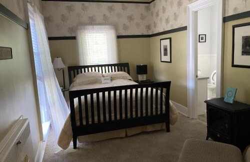 South Haven Bed & Breakfast | Discover Monroe Manor Inn: A 4-Star Retreat with Breakfast