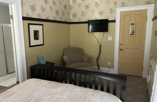 South Haven Bed & Breakfast | Discover Monroe Manor Inn: A 4-Star Retreat with Breakfast