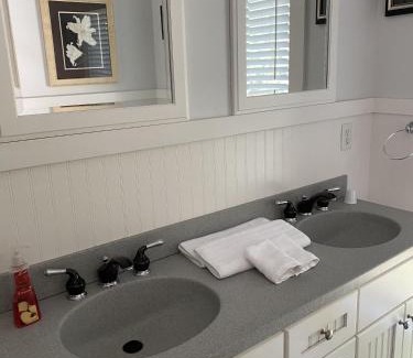 South Haven Bed & Breakfast | Discover Monroe Manor Inn: A 4-Star Retreat with Breakfast