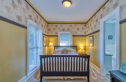 South Haven Bed & Breakfast | Experience Monroe Manor Inn: Family-Friendly & Highly Rated
