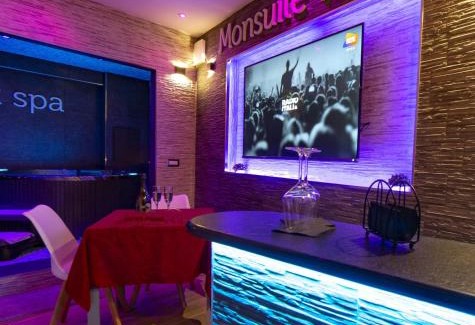 Monserrato Apartment | Black Suite at Monsuite Relais: Rated 10/10 with Spa & Hot Tub