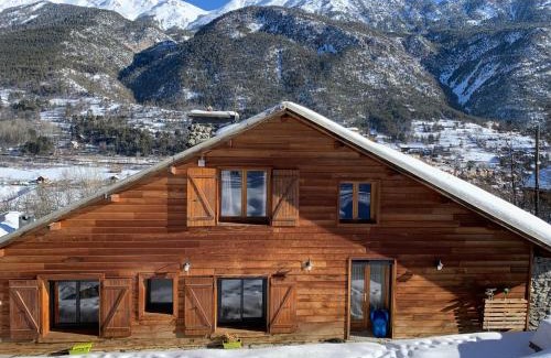 Forville Ski Chalet | Le Mont Milo: Spacious 5-Bedroom Retreat with Sauna & Pool