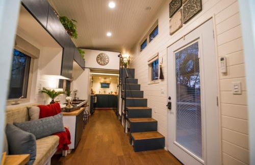 Waco House | Elegant Tiny House Getaway Near Magnolia in Waco