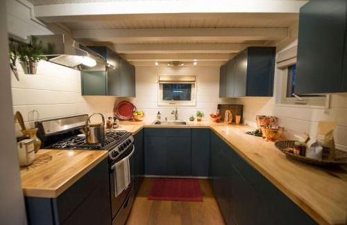 Waco House | Elegant Tiny House Getaway Near Magnolia in Waco