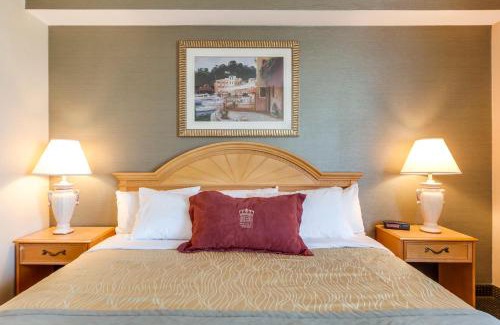 Gateway Hotel | Convenient Monte Carlo Inn Airport Suites with Breakfast & More