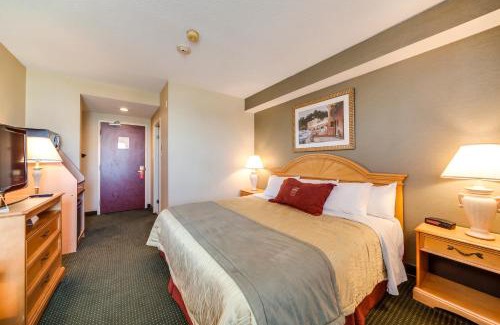 Gateway Hotel | Convenient Monte Carlo Inn Airport Suites with Breakfast & More