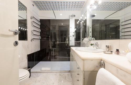 Borgonuovo Apartment | Top-Rated Monte Napoleone Split-level Terrace Apartment