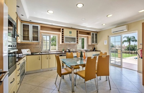 Pata de Cima House | Experience Monte Sol V6: Oceanfront Stay with Private Pool