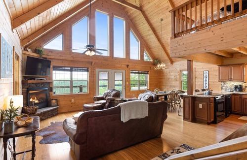 Monteagle Cabin | Monteagle Cabin: Scenic Views & Inviting Hot Tub Retreat