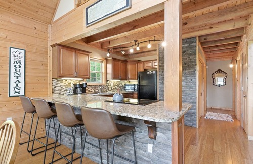 Monteagle Cabin | Monteagle Cabin: Scenic Views & Inviting Hot Tub Retreat