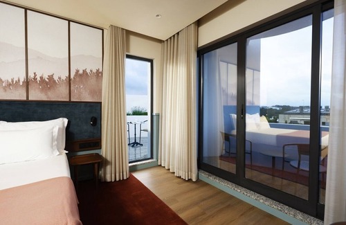 Viseu Hotel | Elegant Montebelo Viseu Congress Hotel with Pool & Spa