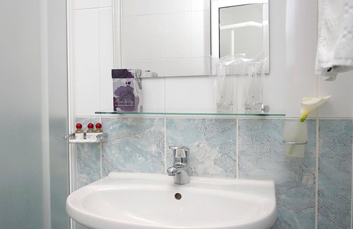 kv. Gorublyane Hotel | Inviting Montecito Hotel with Pool, Spa & Family Amenities