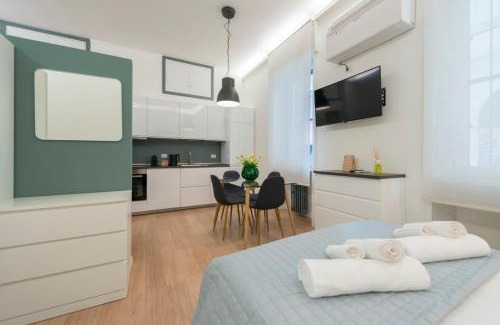 Borgonuovo Apartment | Stylish Stay at Montenapoleone: 5 Min to Duomo
