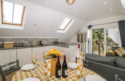 Torquay Cottage | Family-Friendly MONTEREY MEWS: Oceanfront Holiday Cottage