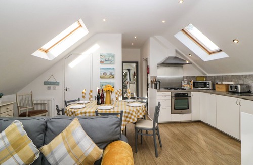 Torquay Cottage | Family-Friendly MONTEREY MEWS: Oceanfront Holiday Cottage