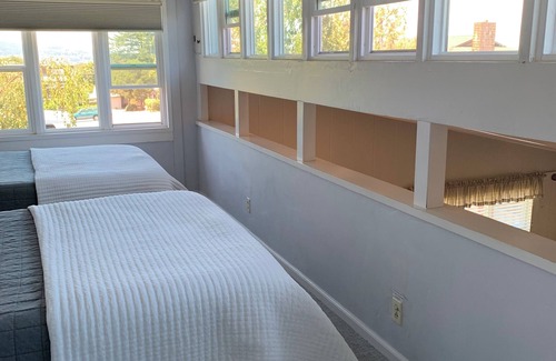 Mescal Corridor NW House | Seaside Guest House: Oceanfront Retreat with Pool & Breakfast