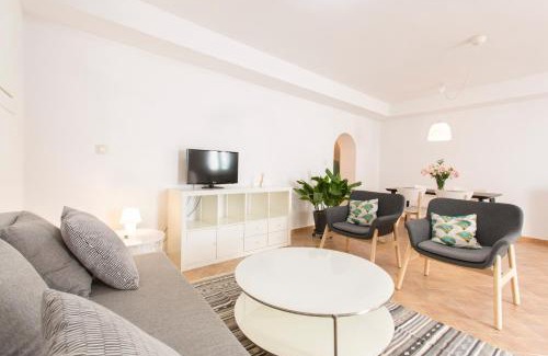Sacromonte Apartment | Guest Rated Montes Claros 26: Family-Friendly Retreat