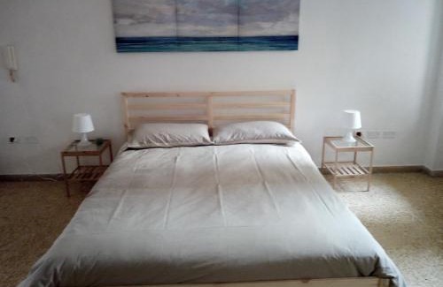 Cosenza Apartment | Welcoming Montesanto 116: Family Friendly with Hot Tub