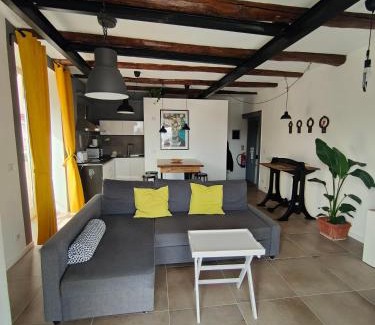 Montecalvario Apartment | Panoramic Montesanto 77: Family-Friendly in Historic Center