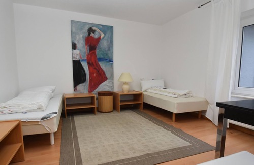 Flensburg Apartment | Budget-Friendly Monteuerwohnung II with Oceanfront Pool