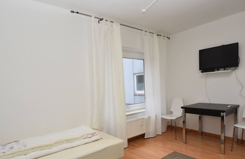 Flensburg Apartment | Budget-Friendly Monteuerwohnung II with Oceanfront Pool