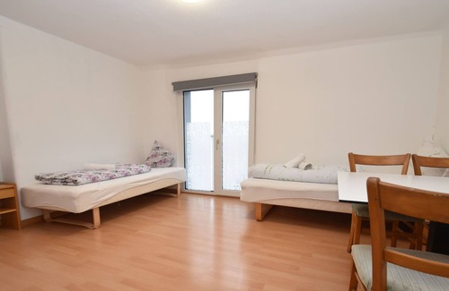 Flensburg Apartment | Budget-Friendly Monteuerwohnung III with Pool & Ocean View