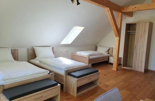 Hausen Apartment | Cozy Stay at Monteurwohnungen Schmack with Hot Tub & Kitchen