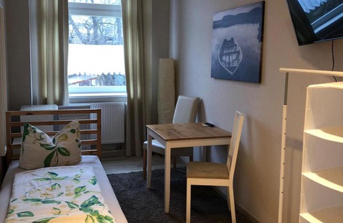 Hochschulviertel Apartment | Budget-Friendly Monteurzimmer & Hostel for Gentlemen