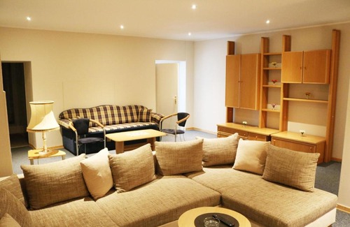 Hochschulviertel Apartment | Budget-Friendly Monteurzimmer & Hostel for Gentlemen