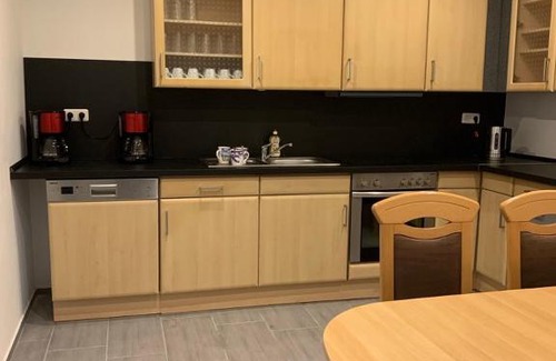 Breuna House | Comfortable Zweibettzimmer with 2 Bädern in Oberlistingen