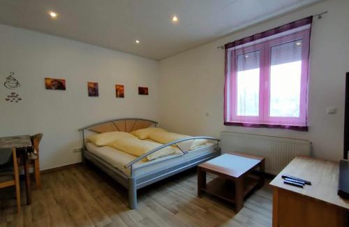 Rustorf Apartment | Oceanfront Monteurzimmer with Hot Tub & Breakfast Included