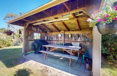 Rockland House | Discover Montgomery Cottage: Pet-Friendly Family Retreat