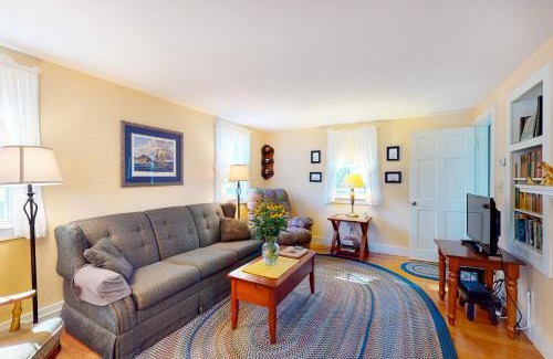 Rockland House | Discover Montgomery Cottage: Pet-Friendly Family Retreat