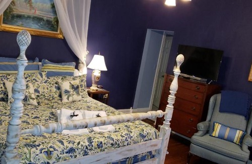 Versailles Bed & Breakfast | Elegant Montgomery Inn BnB: Wheelchair Accessible Oasis