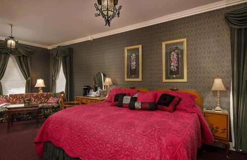 Versailles Bed & Breakfast | Elegant Montgomery Inn BnB: Wheelchair Accessible Oasis