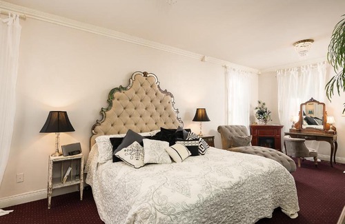 Versailles Bed & Breakfast | Elegant Montgomery Inn BnB: Wheelchair Accessible Oasis