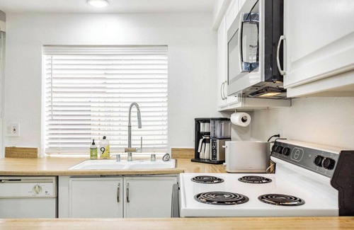 Paradise House | Pet-Friendly TownHome with Desk, Patio & Washer/Dryer