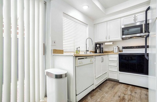 Paradise House | Pet-Friendly TownHome with Desk, Patio & Washer/Dryer