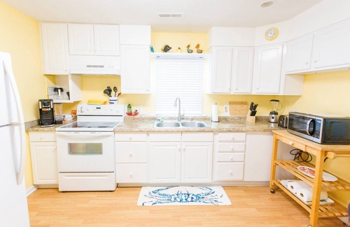 Kure Beach House | Charming Kure Beach Cottage with Ocean View and Fenced Yard