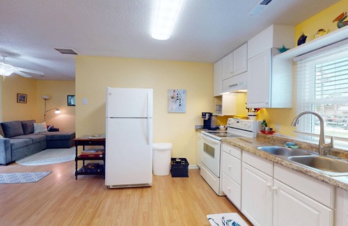 Kure Beach House | Charming Kure Beach Cottage with Ocean View and Fenced Yard