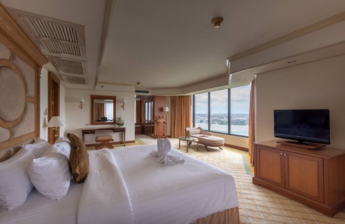 Bang Kho Laem Hotel | Elegant Montien Riverside Hotel Bangkok: Pool & Spa Retreat