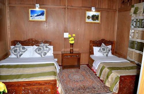 Dal Lake Hotel | Montreal Group of Houseboats