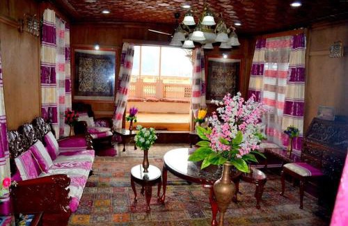 Dal Lake Hotel | Montreal Group of Houseboats
