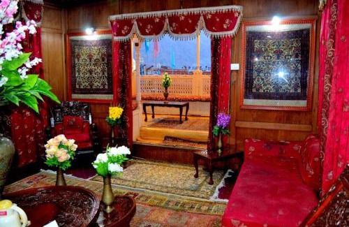 Dal Lake Hotel | Montreal Group of Houseboats