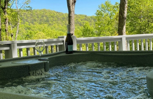 Black Mountain Cabin | Experience MONTREAT ROUND HOUSE with Mountain Views & Hot Tub