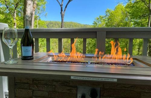 Montreat House | Scenic Montreat Round House with Hot Tub & Mountain Views