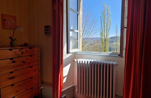 Estaing House | Inviting Estate for 14 Guests with Pool & Pet-Friendly Perks